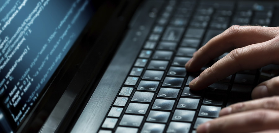 programmatore che implementa il codice sorgente