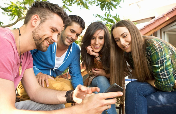 ragazzi che utilizzano lo smartphone