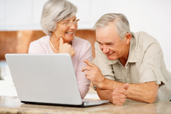 famiglia felice con laptop